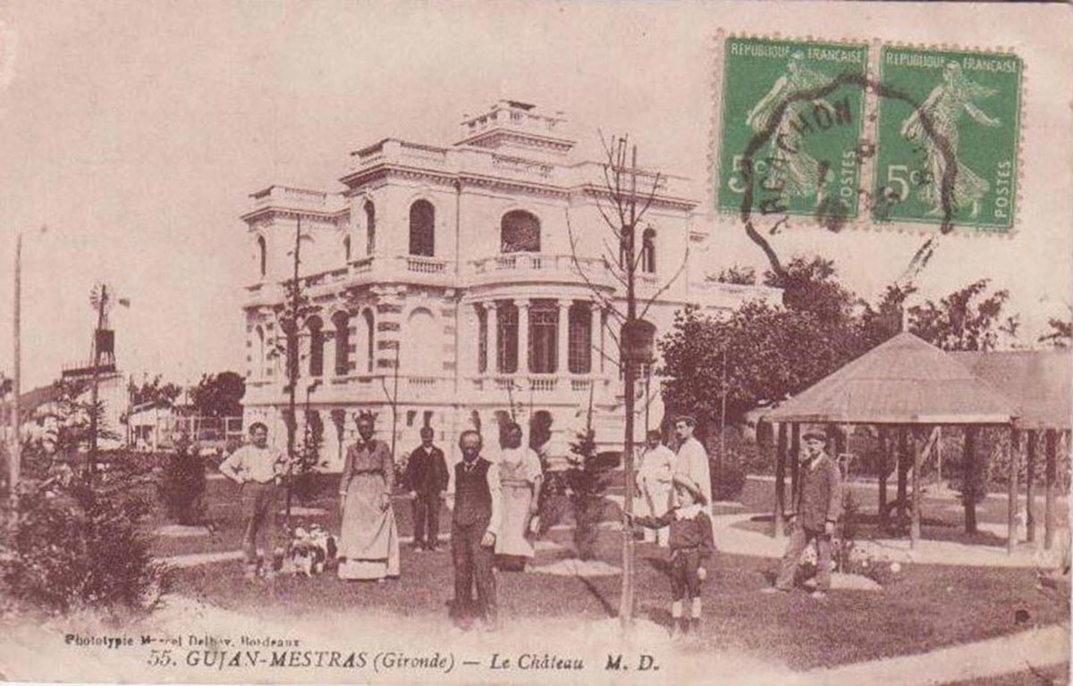 Un château romantique au bord du Bassin