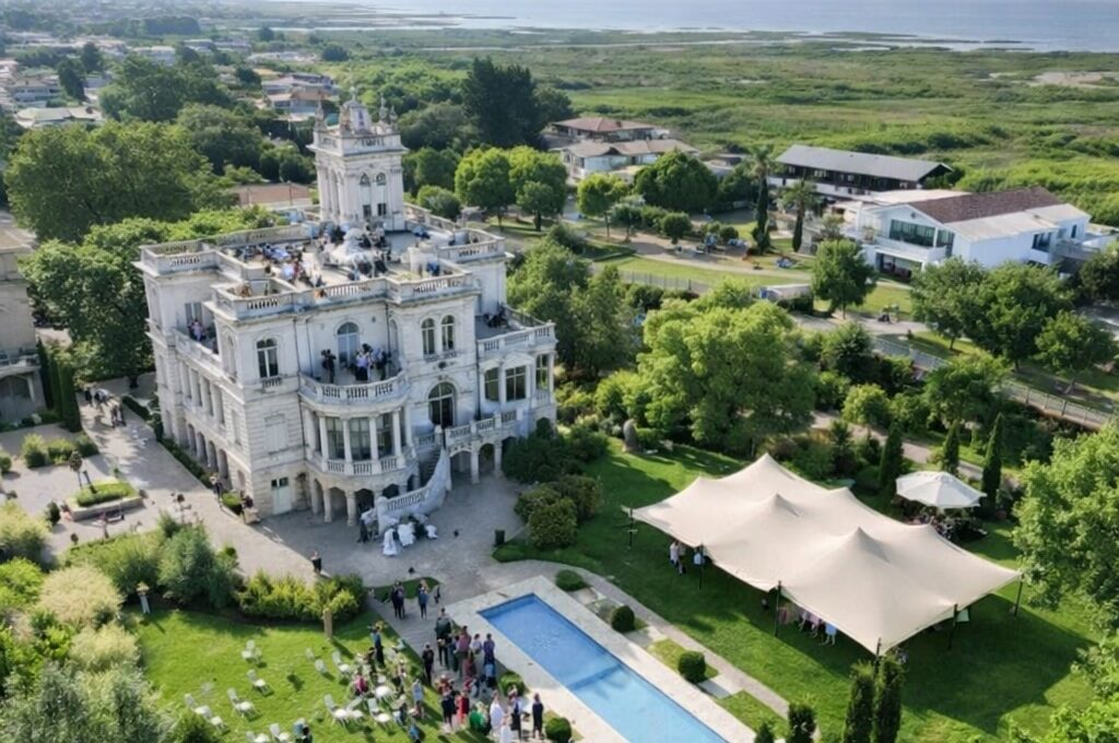 Vue Aérienne Du Château Mader Avec Réception De Mariage, Piscine, Tente Et Parc