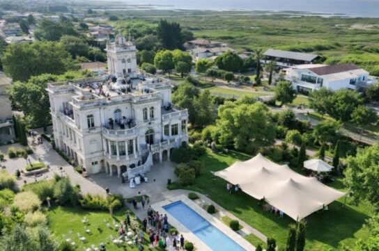 Vue Aérienne Du Château Mader Avec Réception De Mariage, Piscine, Tente Et Parc