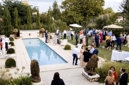 Cocktail De Mariage élégant Au Bord De La Piscine Dans Le Parc Du Château