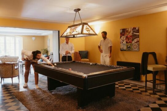 Salle De Billard Avec Bar Du Château Offrant Un Espace De Détente Et De Convivialité