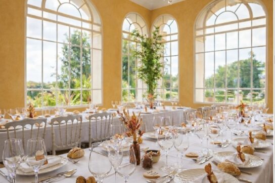Salle De Réception De Mariage Dans L’orangerie Lumineuse Du Château Mader Avec Vue Sur Le Parc
