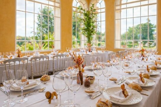Salle De Réception De Mariage Dans L’orangerie Lumineuse Du Château Mader Avec Vue Sur Le Parc
